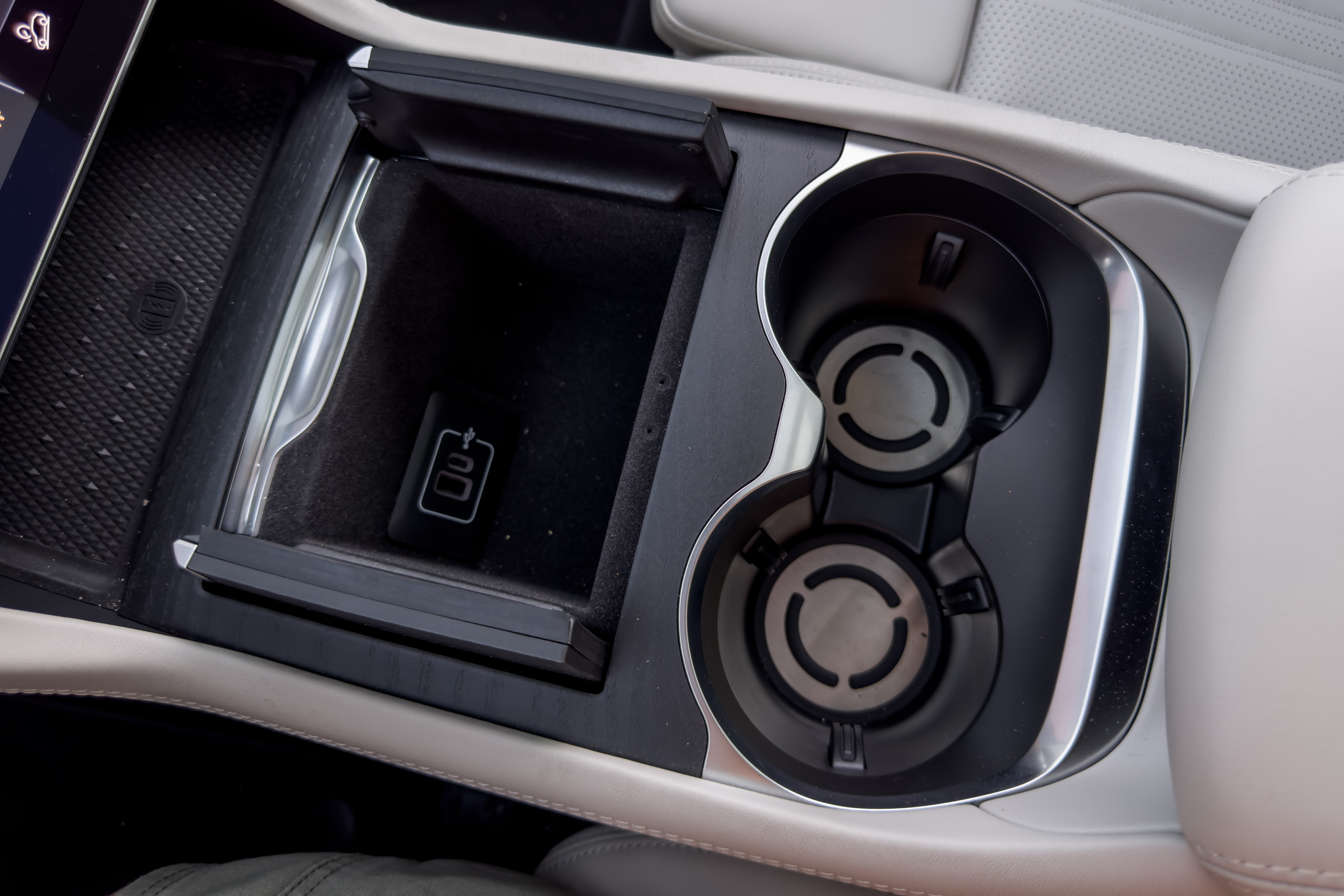 maserati grecale modena 2023 23 interior cupholders jpg? i=AA