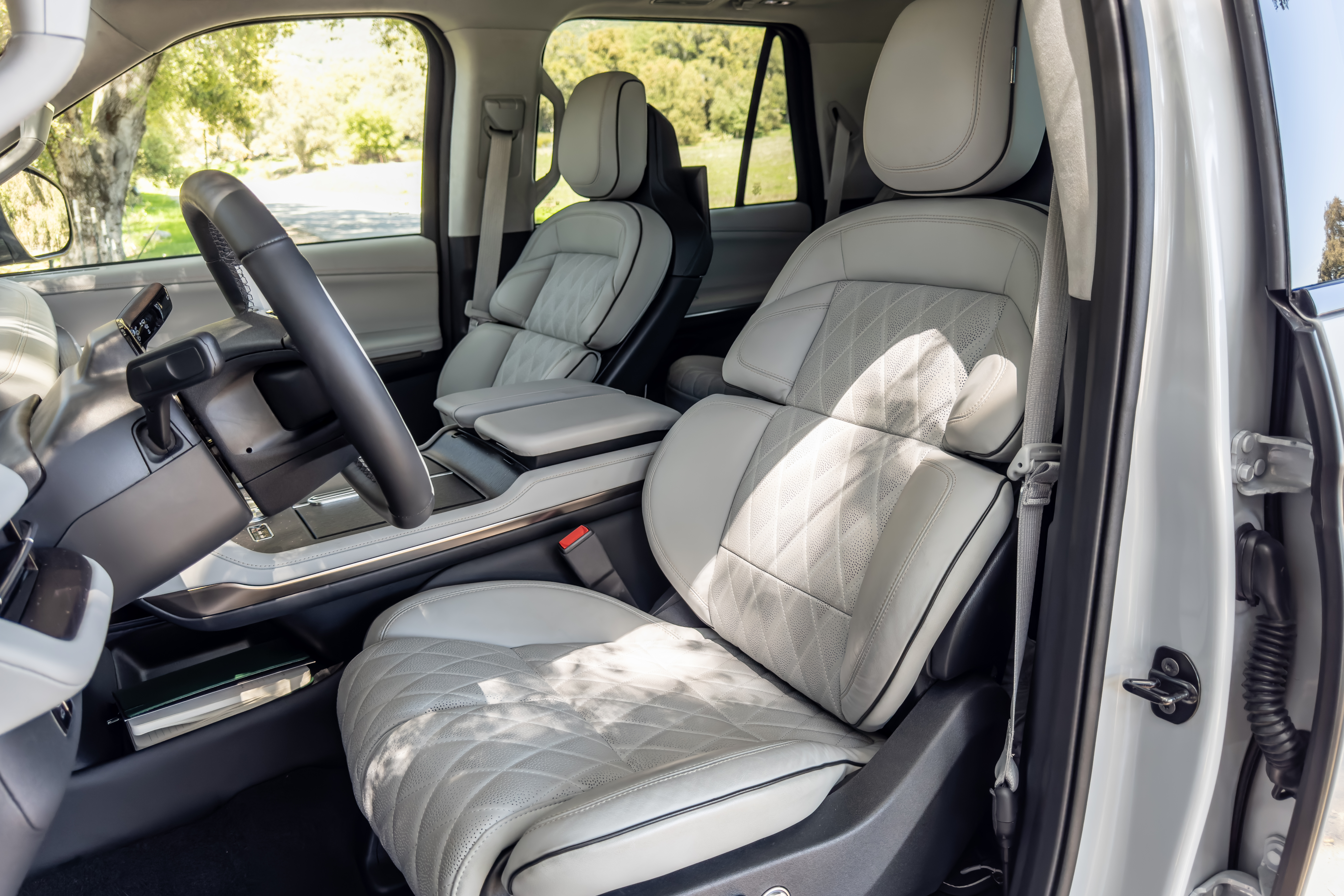 lincoln navigator 2025 15 interior front row seat jpg