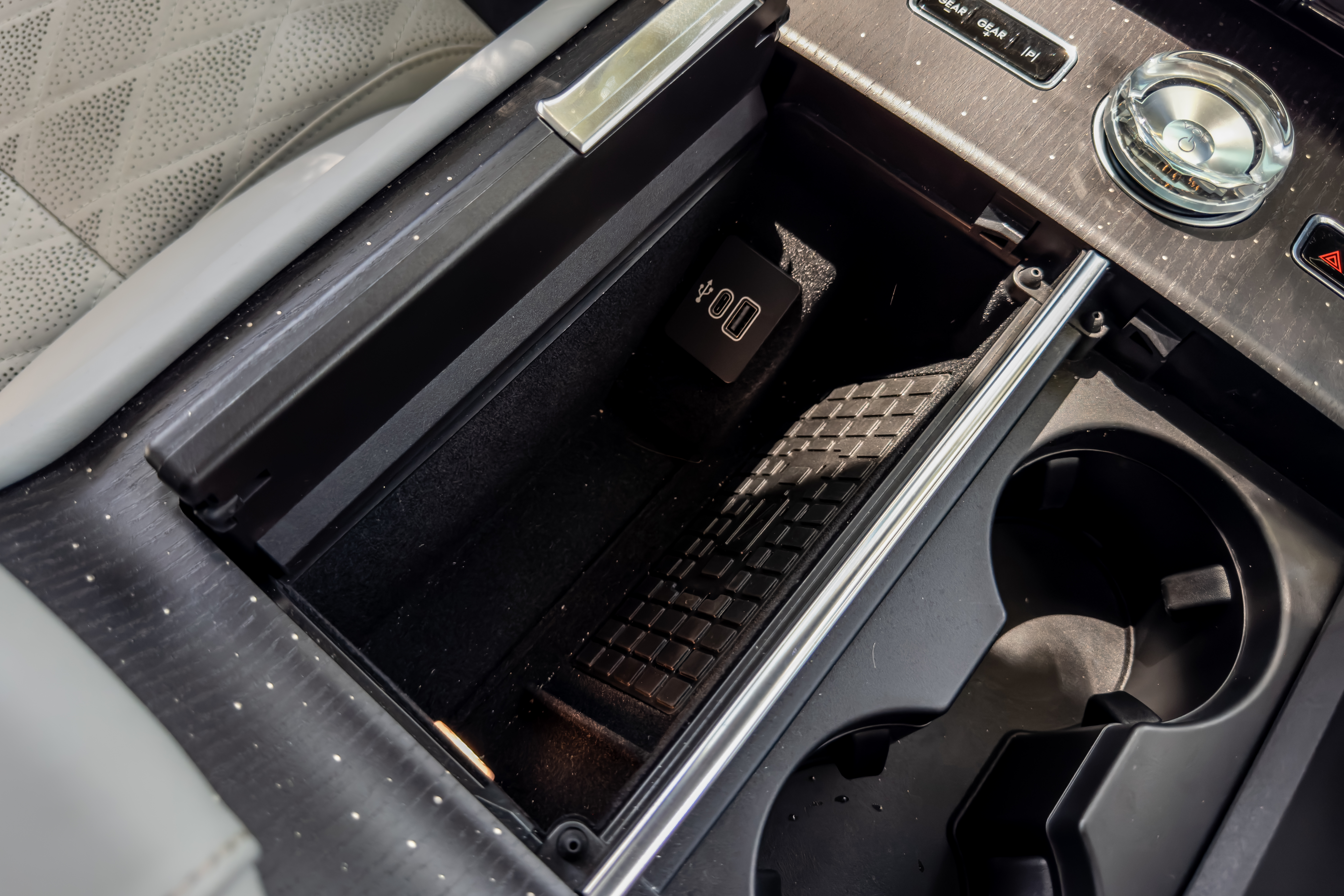 lincoln navigator 2025 24 interior center console jpg