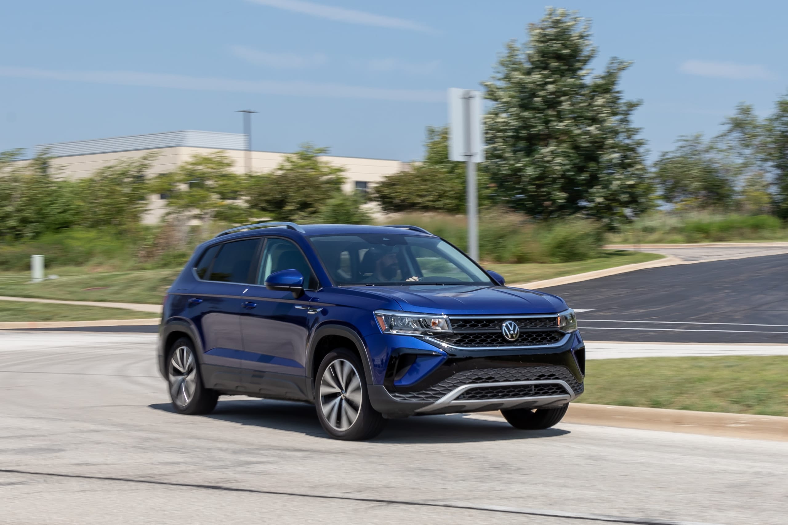 volkswagen taos 1 5t se 2023 01 exterior dynamic front angle jpg? i=AA