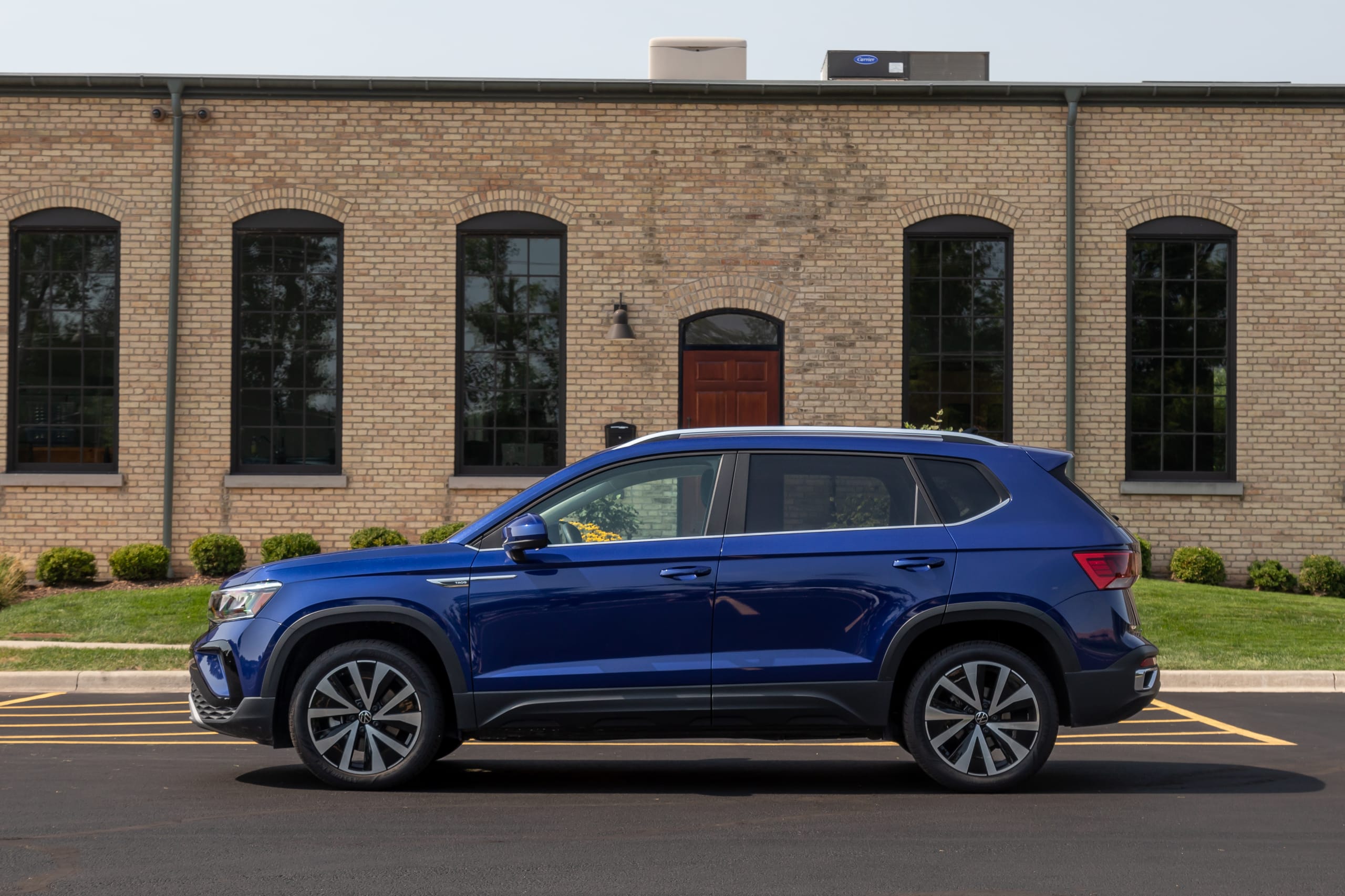 volkswagen taos 1 5t se 2023 07 exterior profile jpg? i=AA