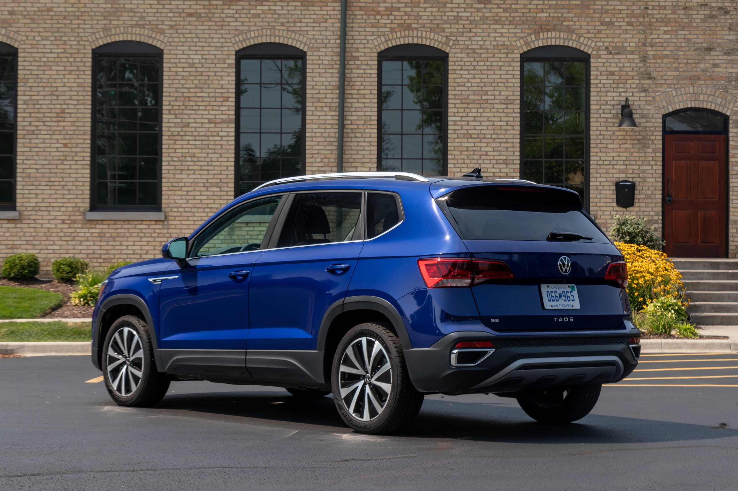 volkswagen taos 1 5t se 2023 09 exterior rear angle jpg? i=AA