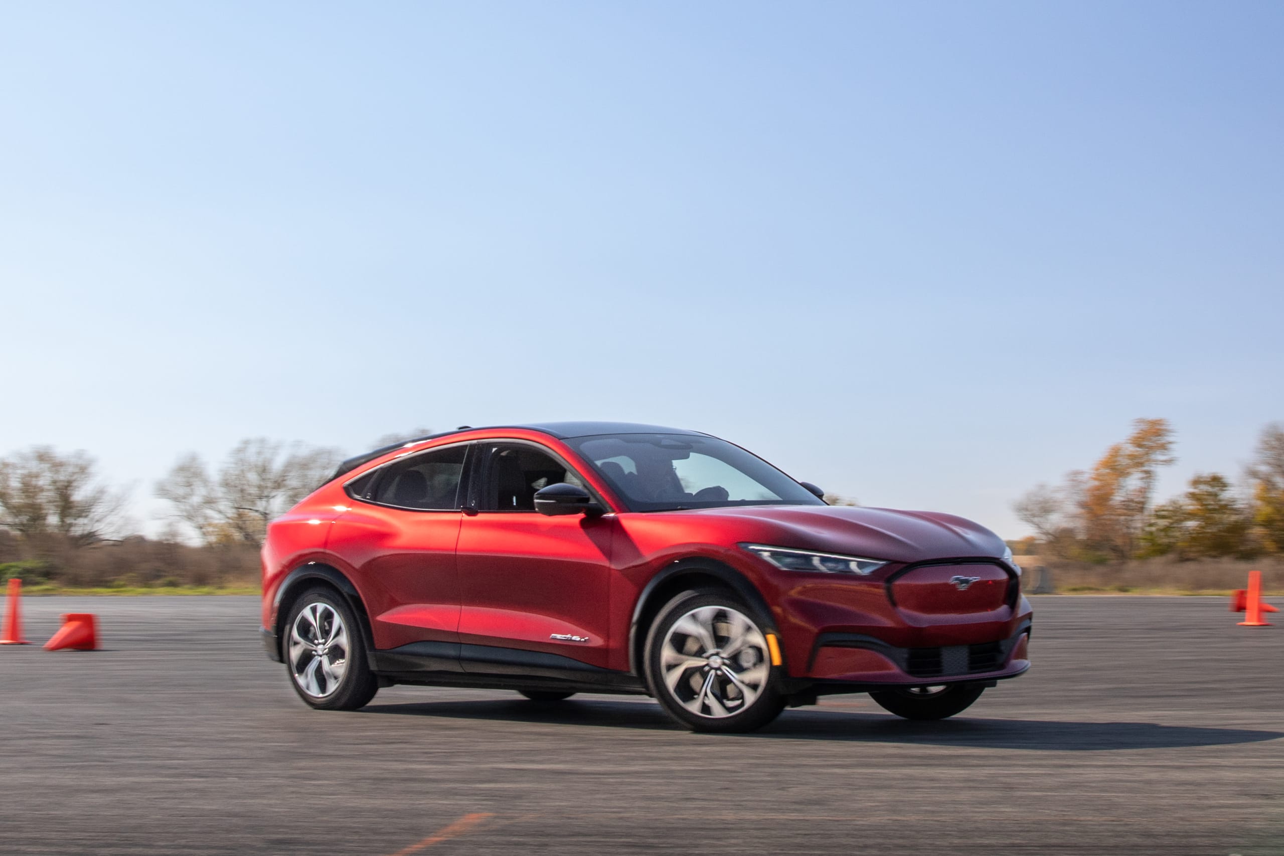 ford mustang mach e premium awd 2021 31 exterior handling skidpad jpg? i=AA