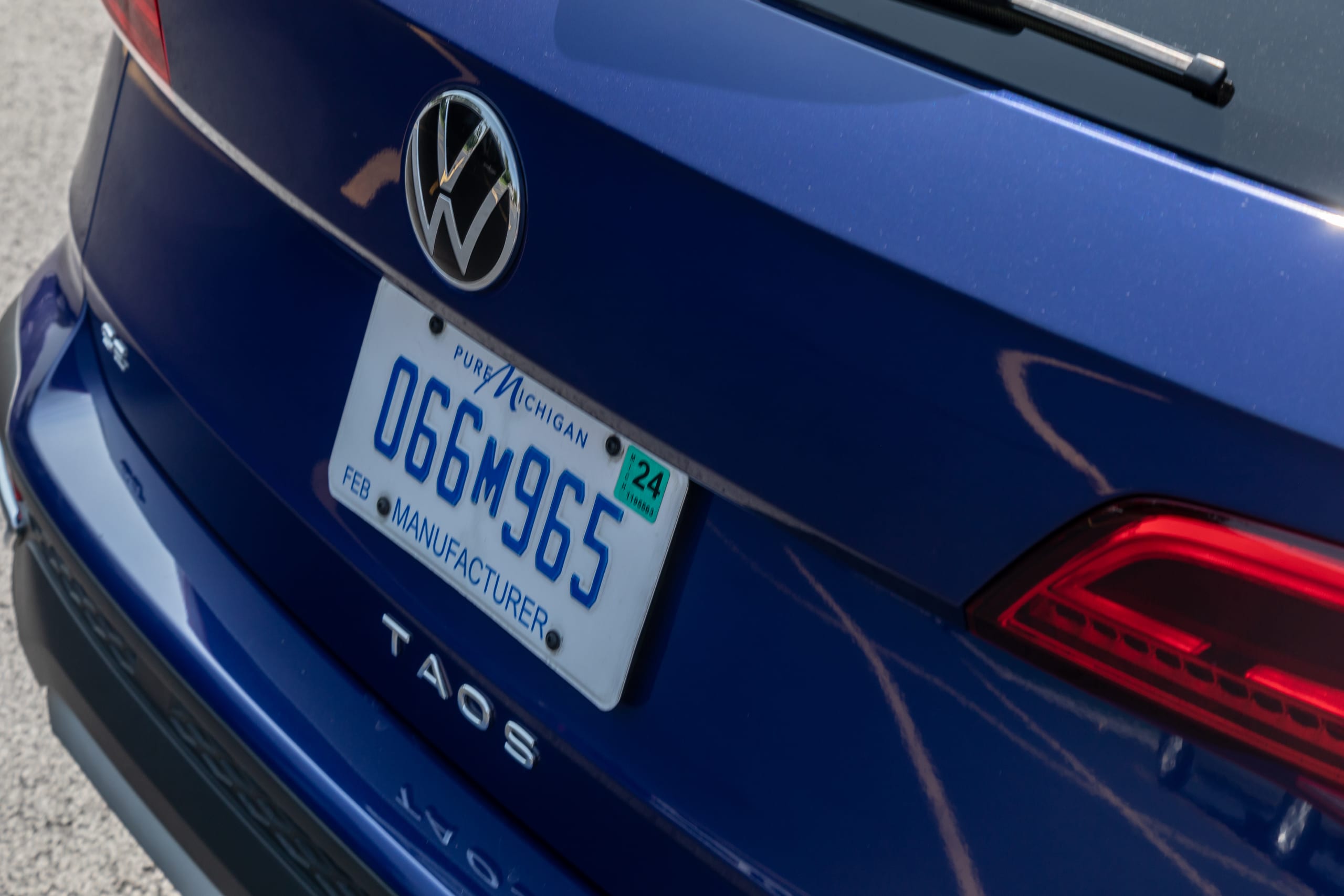 volkswagen taos 1 5t se 2023 11 exterior rear badge jpg? i=AA