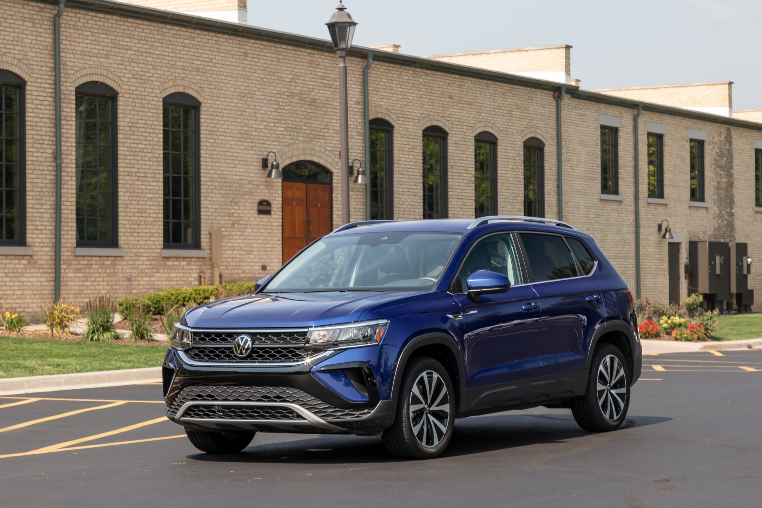 volkswagen taos 1 5t se 2023 03 exterior front angle jpg? i=AA