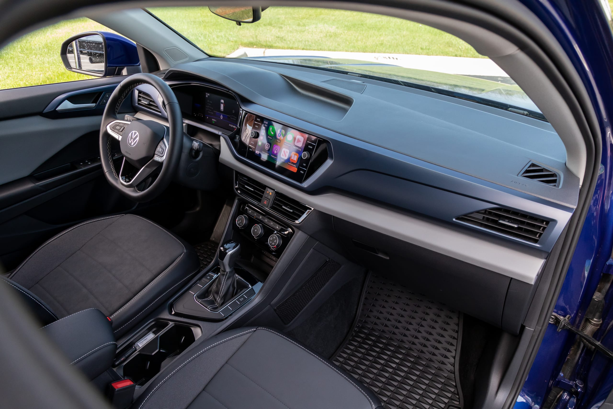 volkswagen taos 1 5t se 2023 18 interior front row jpg? i=AA