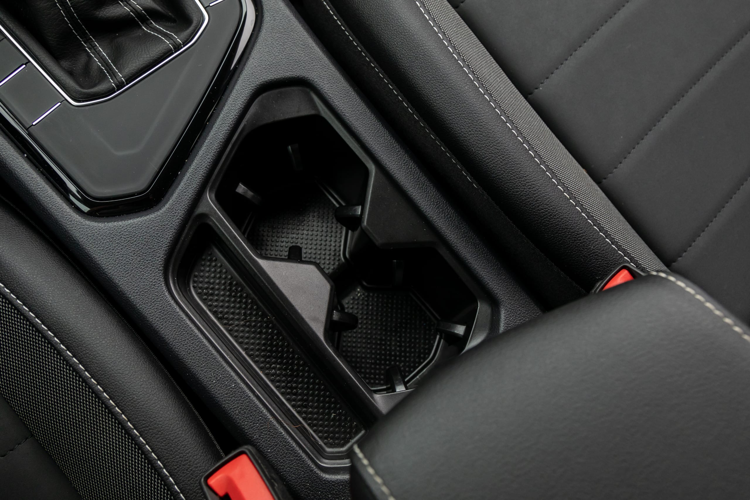 volkswagen taos 1 5t se 2023 26 interior cupholders jpg? i=AA