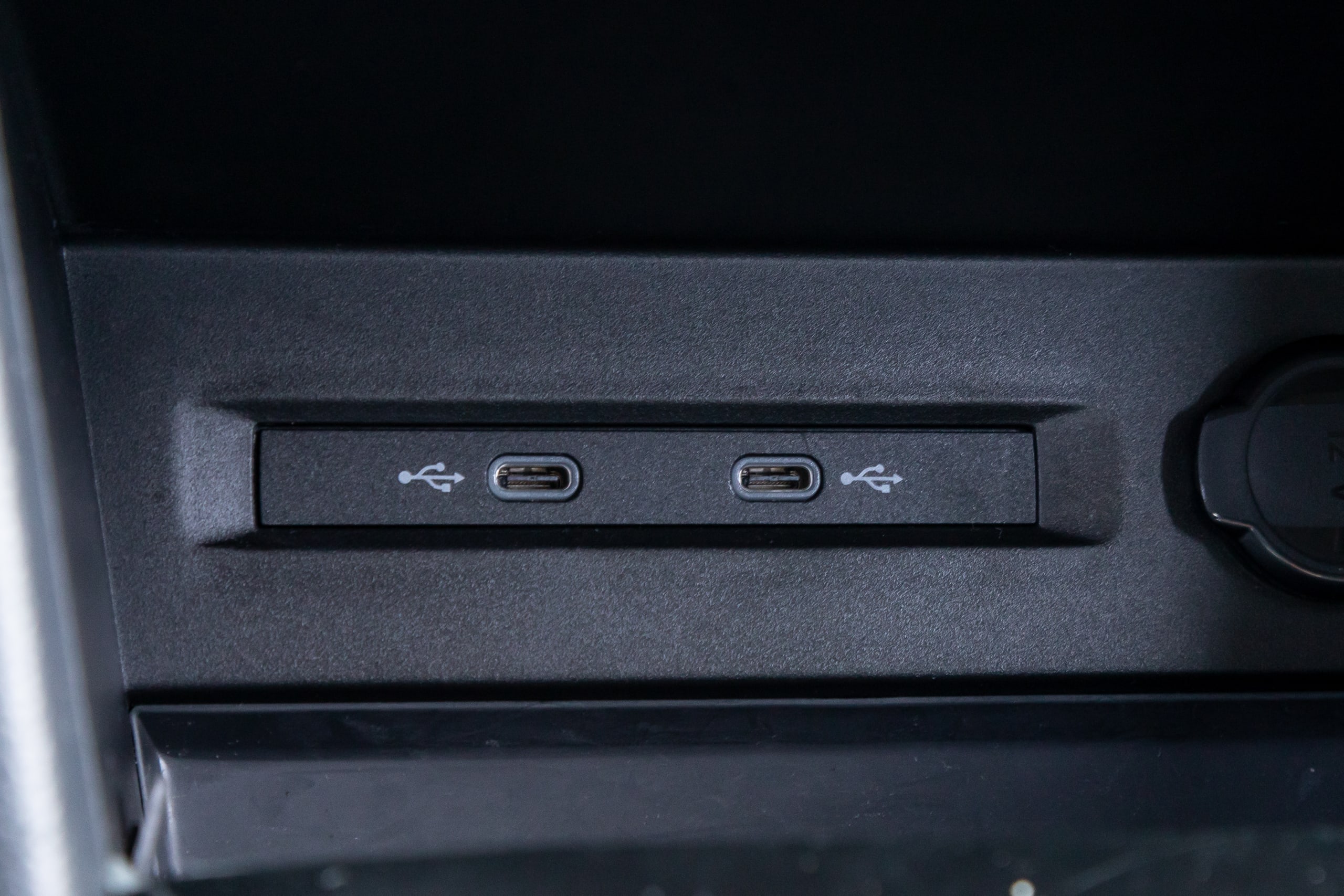 volkswagen taos 1 5t se 2023 30 interior usb jpg? i=AA