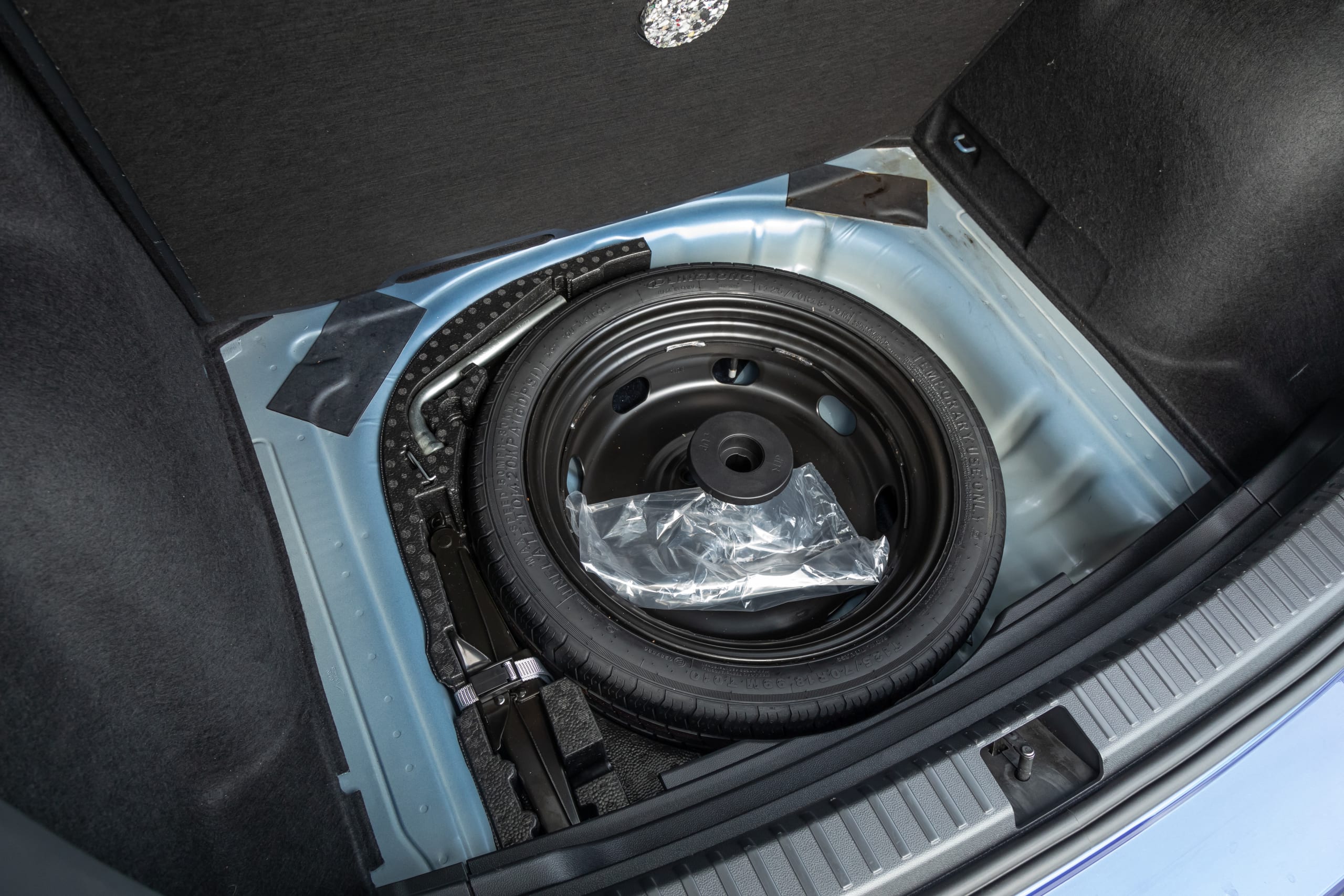 volkswagen taos 1 5t se 2023 43 interior cargo jpg? i=AA