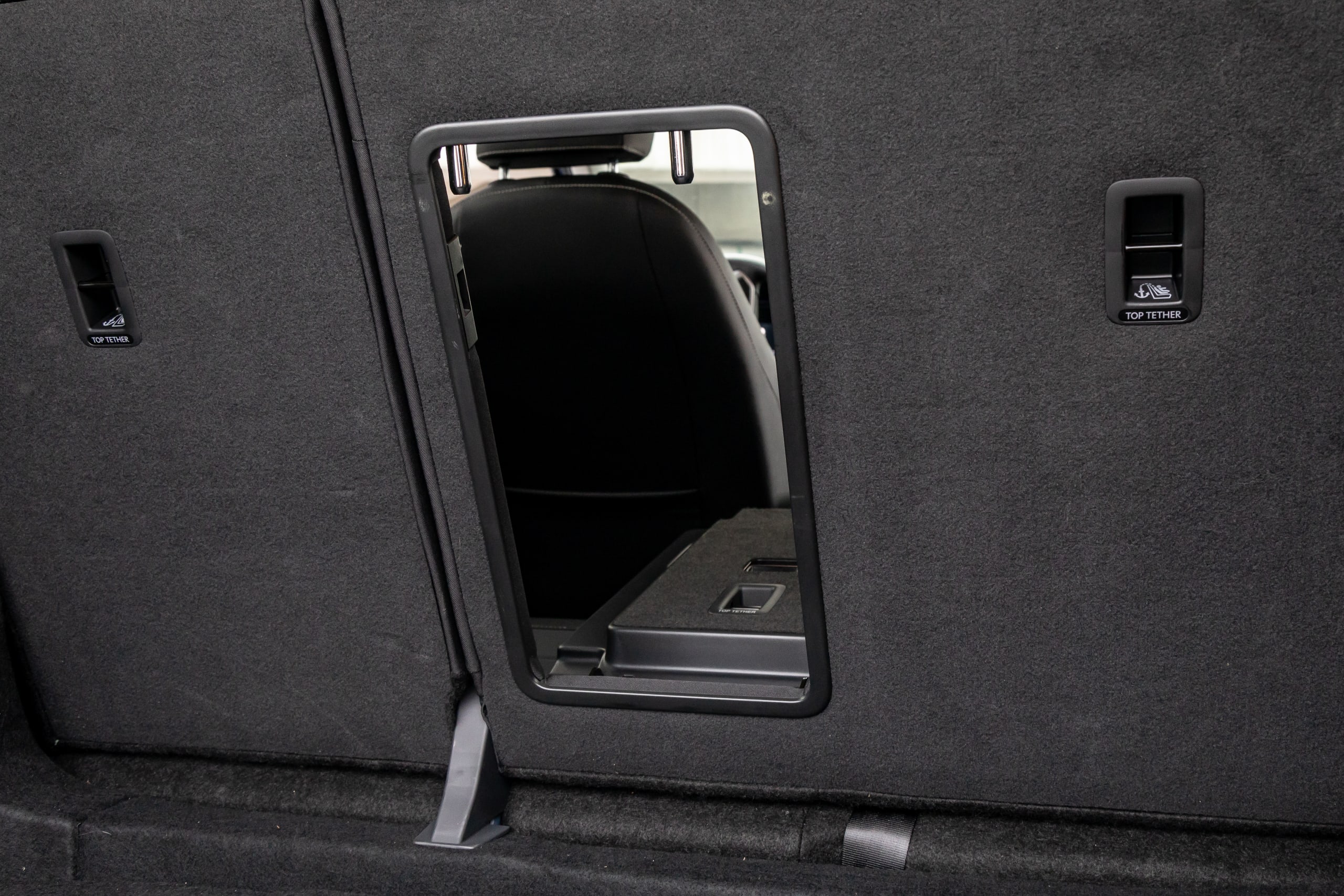 volkswagen taos 1 5t se 2023 42 interior cargo pass through jpg? i=AA