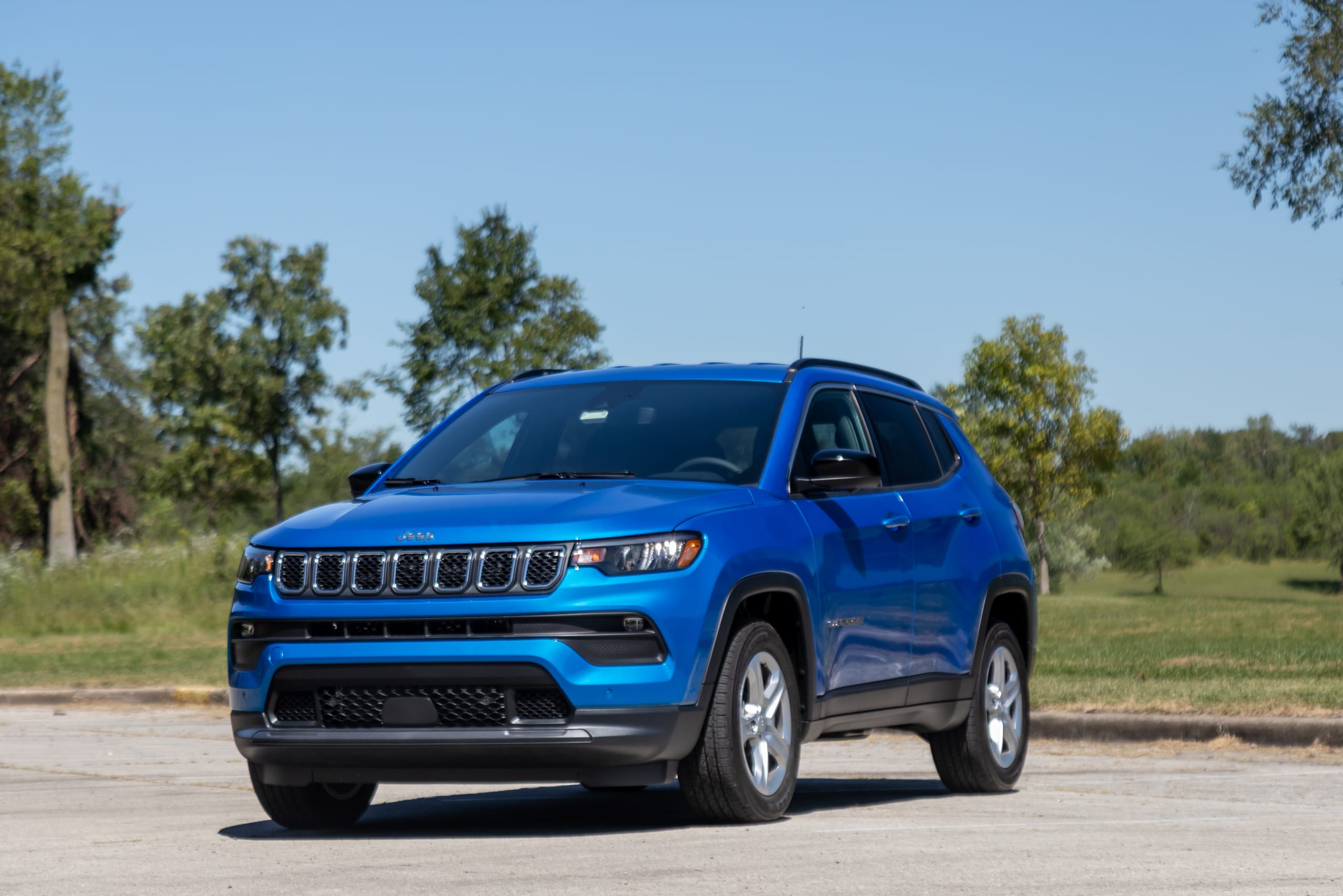 jeep compass latitude 2023 01 exterior front angle jpg? i=AA