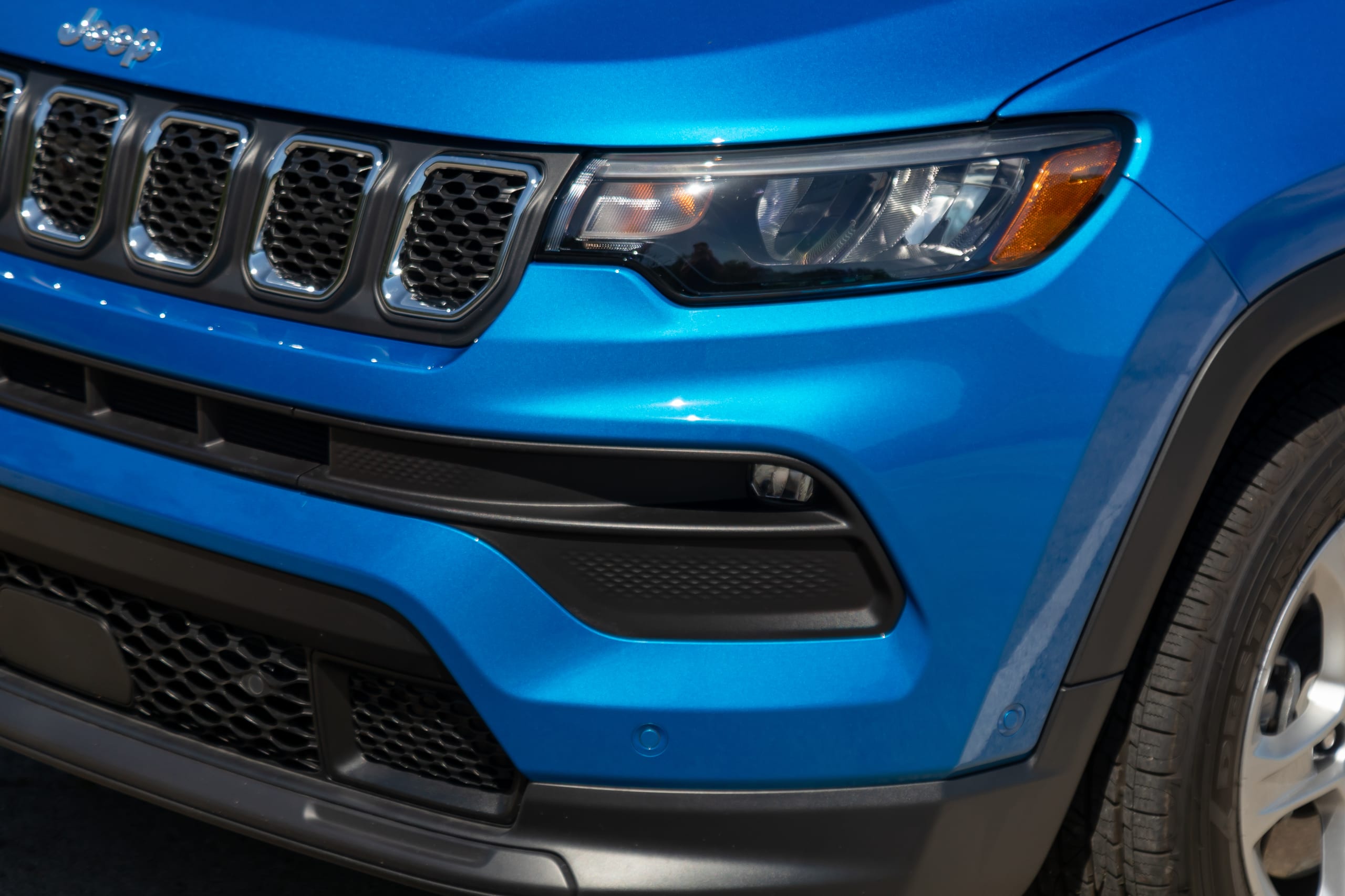 jeep compass latitude 2023 04 exterior headlight jpg? i=AA