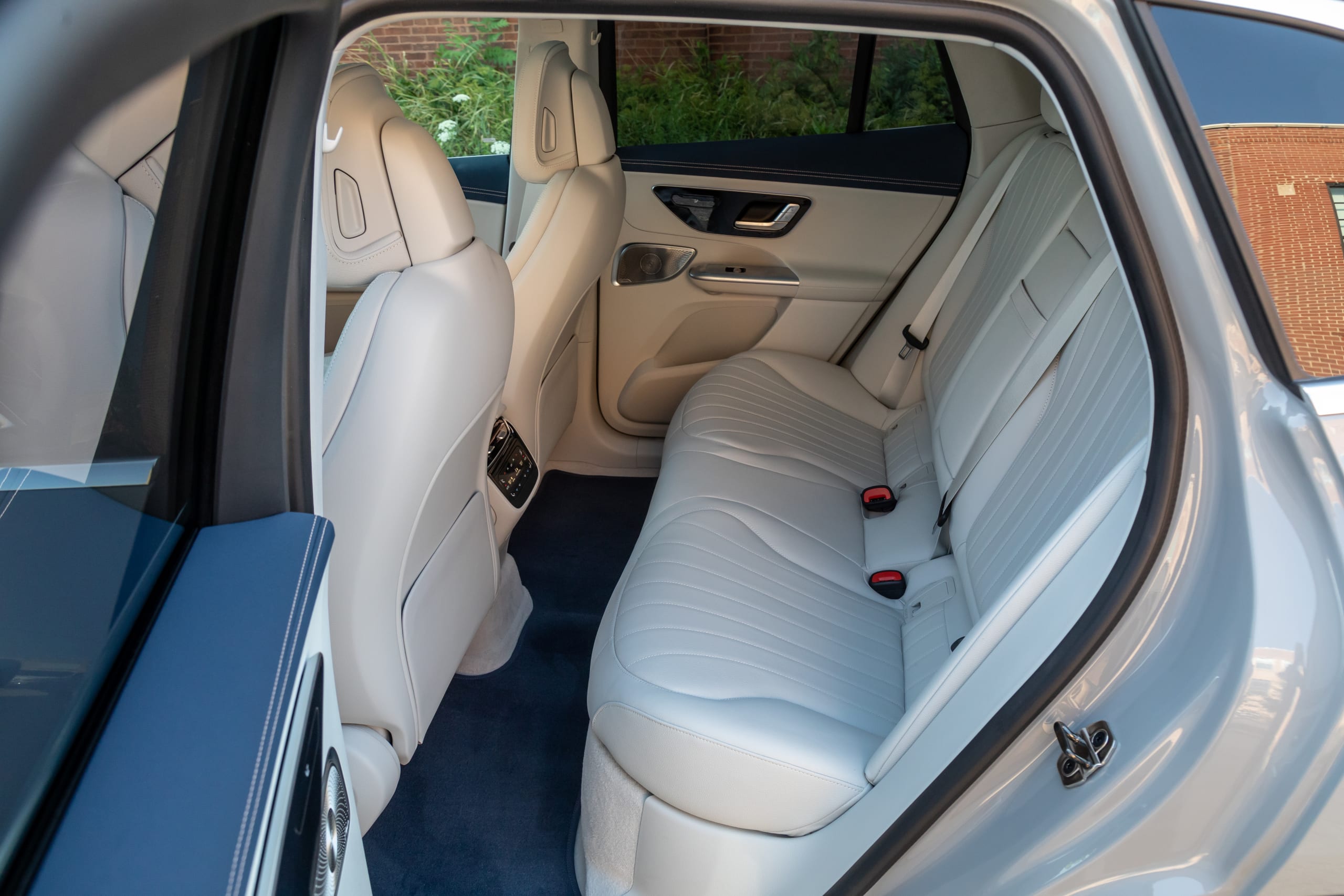 mercedes benz eqe 500 suv 2023 59 interior backseat 475335babae jpg? i=AA